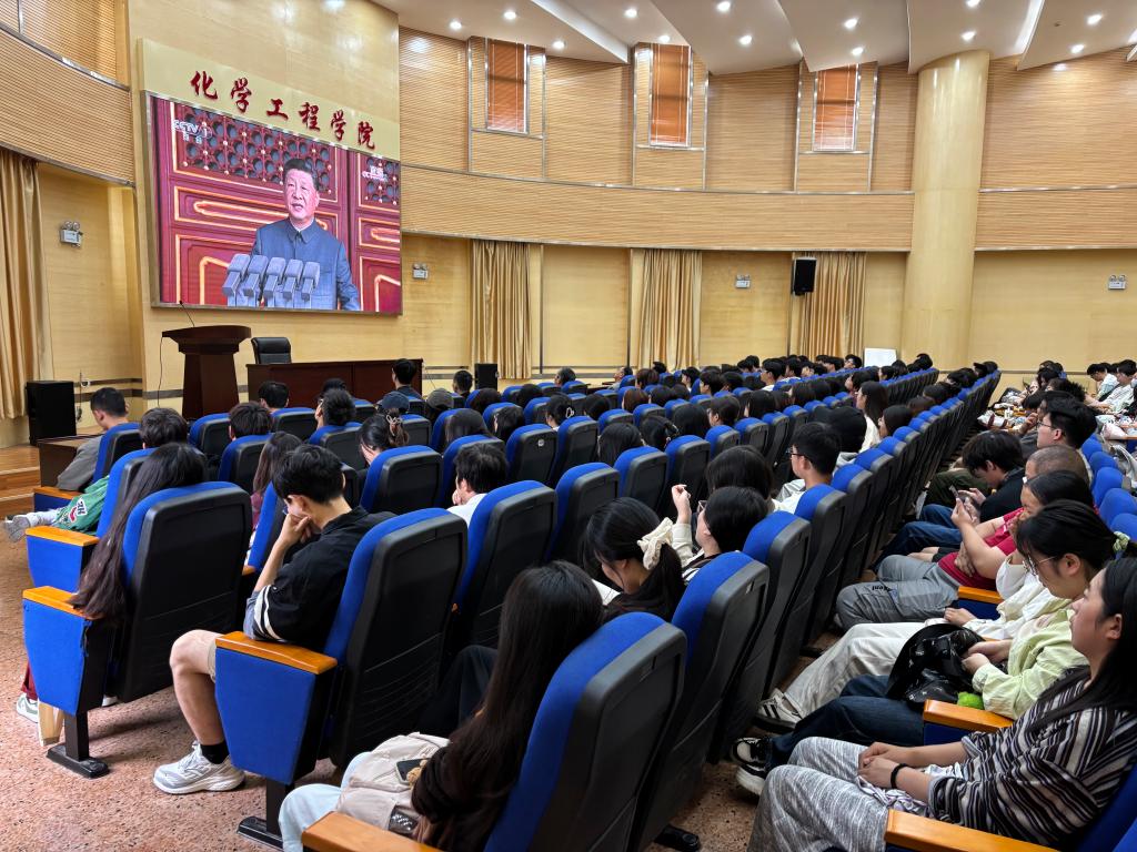 色漫
组织师生观看纪念中国人民抗日战争暨世界反法西斯战争胜利80周年大会盛况